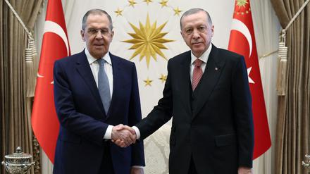 Der türkische Präsident Erdogan schüttelt dem russischen Außenminister Lavrov die Hand.