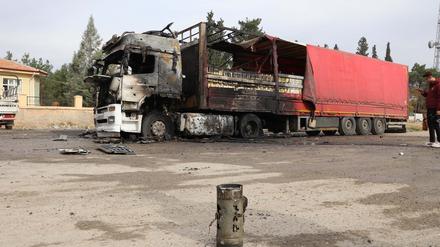 Ein ausgebrannter Lkw im türkischen Karkamis, nachdem er von einer aus Syrien abgefeuerten Rakete getroffen wurde. 