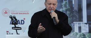 Der türkische Präsident Erdogan bei einem Treffen mit Unterstützer:innen.