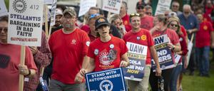 Streikposten der Gewerkschaft United Auto Workers vor einer Fabrik des Autokonzerns Stellantis (früher Chrysler-Jeep) in Michigan.