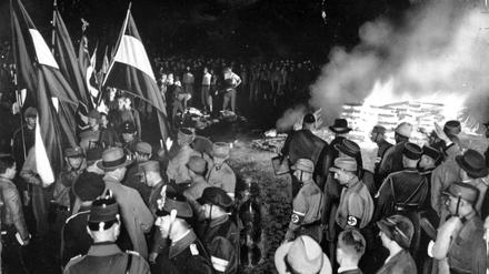 Studierende und SA-Männer warfen an diesem Tag allein in Berlin mehr als 20.000 Bücher, die den Nazis als „undeutsch“ galten, in die Flammen.
