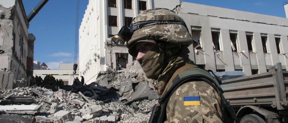 Ein ukrainischer Soldat in Charkiw