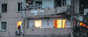Ein Mann begutachtet die Schäden an einem Gebäude nach einem Raketenangriff auf Kiew.