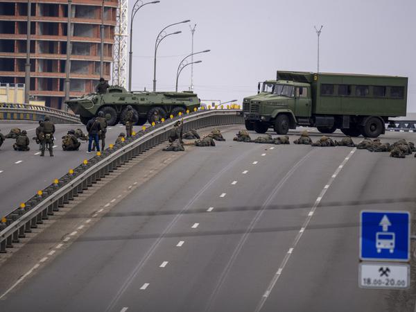 Ukrainische Soldaten beziehen Stellung auf einer Brücke in Kiew.