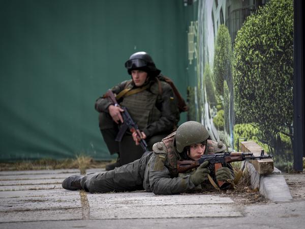 Ukrainische Soldaten beziehen Stellung in der Innenstadt von Kiew.