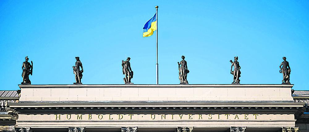  Ukraineflagge auf dem Dach der Humboldt-Universität Berlin im März 2022.