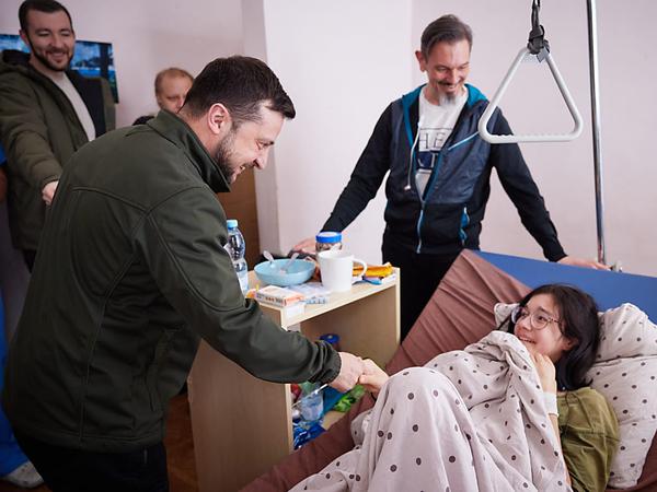 Selenskyj besucht am 17. März ein Krankenhaus in Kiew. 