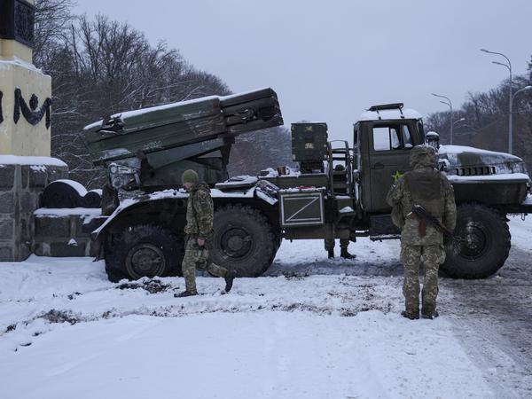 Ukrainische Soldaten untersuchen einen zurückgelassenen Mehrfachraketenwerfer des russischen Militärs am Stadtrand von Charkiw.