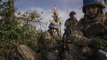 Ukrainische Soldaten der 3. Sturmbrigade sind an der Frontlinie in der Nähe von Andrijewka im Einsatz.