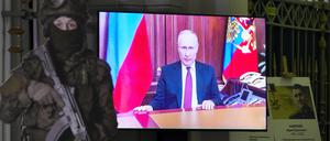 Während einer Ausstellung im Artilleriemuseum ist der russische Präsident Wladimir Putin auf einem Fernsehbildschirm zu sehen.