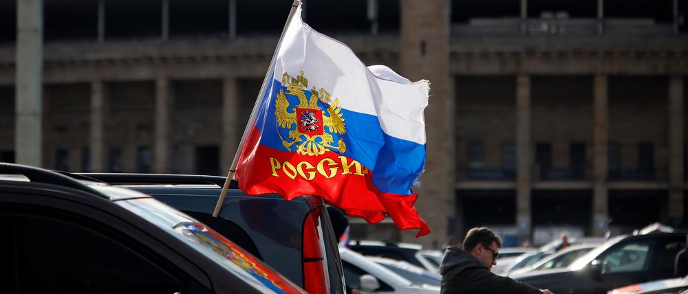 Die Zahl der Russlandflaggen bei Pro-Russland-Demonstrationen soll begrenzt werden.
