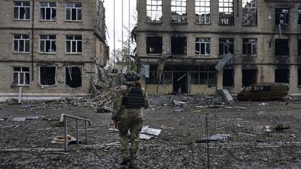 Ein ukrainischer Soldat geht in Awdijiwka an dem Schauplatz schwerer Kämpfe mit russischen Truppen in der Region Donezk.
