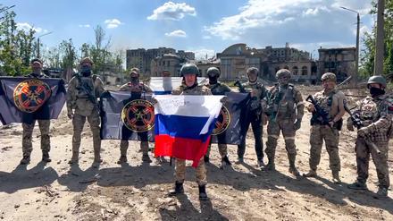 Auf diesem vom Prigoschin-Pressedienst via AP veröffentlichten Foto spricht Jewgeni Prigoschin (M), der Chef des Militärunternehmens Wagner Group-