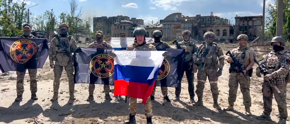 Auf diesem vom Prigoschin-Pressedienst via AP veröffentlichten Foto spricht Jewgeni Prigoschin (M), der Chef des Militärunternehmens Wagner Group-