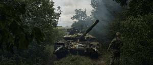  Ein ukrainischer Panzer rückt in Richtung einer Stellung bei Bachmut vor.