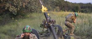 Ukrainische Soldaten feuern eine 122-mm-Haubitze auf russische Stellungen an der Frontlinie.