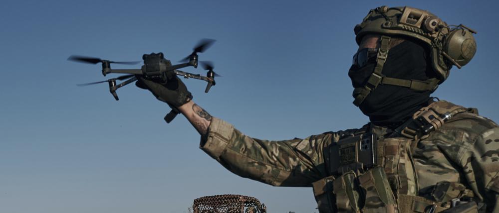 Ukraine, Bachmut: Ein ukrainischer Soldat startet eine Drohne an der Frontlinie.