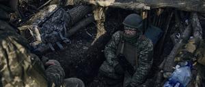 Ukrainische Soldaten in einem Schützengraben in der Nähe der russischen Stellungen bei Bachmut. 