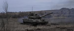 Ein ukrainischer Panzer fährt in der Nähe von Bachmut in Richtung Frontlinie. 