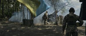 Ukrainische Soldaten feuern eine Kanone in der Nähe von Bachmut in der Region Donezk ab. 