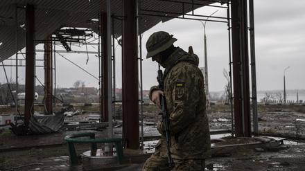 Ein ukrainischer Soldat patrouilliert in der Nähe der Antoniwkabrücke in Cherson. 