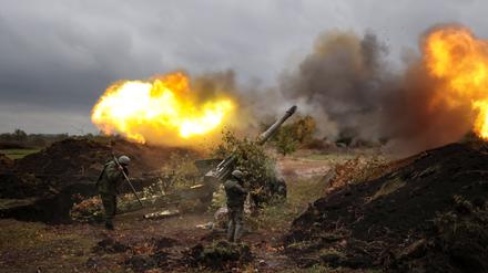  Soldaten feuern aus einer 152-mm-Haubitze 2A36 „Giatsint-B“ an einem ungenannten Ort in der Region Donezk im Osten der Ukraine auf ukrainische Truppen.  