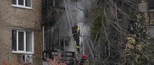 Ukrainische Feuerwehrleute löschen ein Feuer am Ort eines russischen Beschusses. Wie die Behörden mitteilten, wurden Wohngebäude im Herzen der ukrainischen Hauptstadt getroffen.