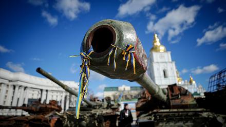 Von der Ukraine eroberte russische Panzer stehen auf dem Michaelsplatz in Kiew.