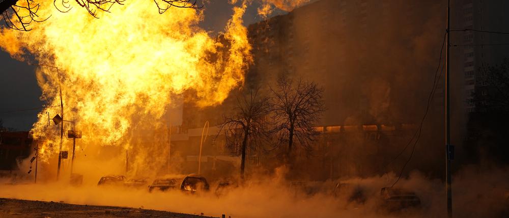 dpatopbilder - 02.01.2024, Ukraine, Kiew: Flammen und Rauch steigen nach einem russischen Angriff auf. Die ukrainische Hauptstadt Kiew ist Ziel eines schweren russischen Raketenangriffs geworden. Foto: Efrem Lukatsky/AP/dpa +++ dpa-Bildfunk +++