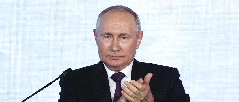 Auf diesem von der Roscongress Foundation veröffentlichten Foto applaudiert Wladimir Putin, Präsident von Russland, während einer Plenarsitzung auf dem Östlichen Wirtschaftsforum. 