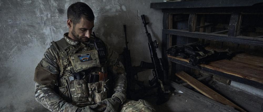 Saporischschja: Ein ukrainischer Soldat ruht sich in einem Unterstand an der Frontlinie aus.