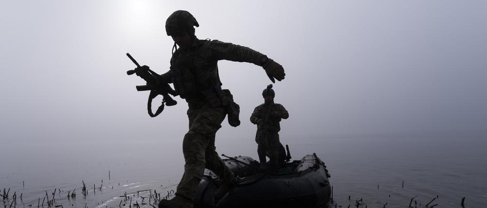 Ein ukrainischer Soldat springt am Ufer des Dnipro-Flusses an der Frontlinie nahe Cherson aus dem Boot (Archivfoto).