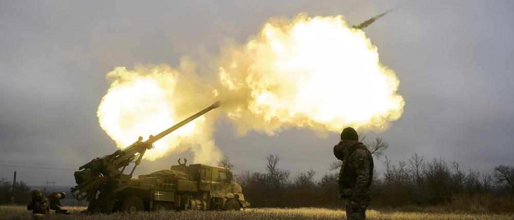 Ukrainische Soldaten feuern eine Haubitze auf russische Stellungen.  