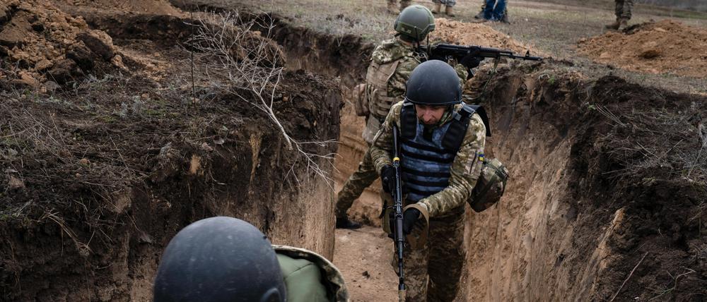 Ukrainische Soldaten der Brigade 63 wurden bei einem militärischen Training beobachtet, bei dem ein Angriff in den Schützengräben für die Gegenoffensive zur Rückeroberung von Cherson simuliert wurde.