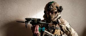 Ein ukrainischer Soldat mit einer Aufklärungsdrohne