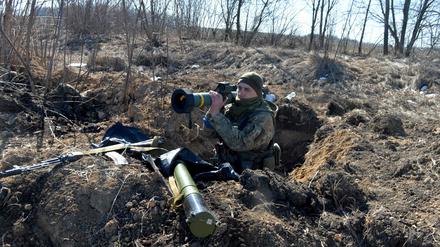 Ein ukrainischer Soldat hält eine Panzerabwehrrakete des Typs „Javelin“.