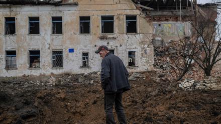 Ohne Strom, Wasser und ausreichend Lebensmittel. Ein Mann in der Stadt Siversk im Osten der Ukraine vor zerstörten Ruinen.