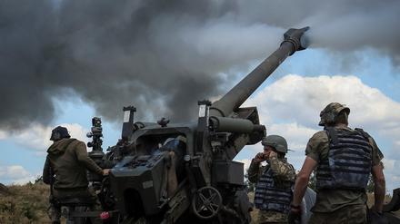 Ukrainische Militärangehörige feuern eine Granate aus einer gezogenen Haubitze FH-70 an einer Frontlinie ab.