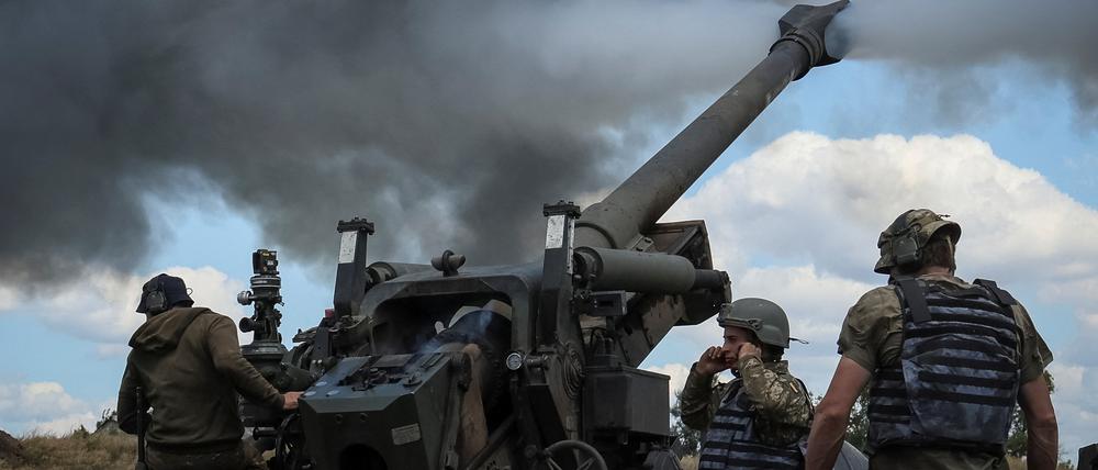 Ukrainische Militärangehörige feuern eine Granate aus einer gezogenen Haubitze FH-70 an einer Frontlinie ab.