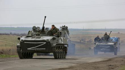 Russische Militärfahrzeuge auf einer Autobahn in einem Gebiet nahe Mariupol, das von russisch unterstützten Separatisten kontrolliert wird.