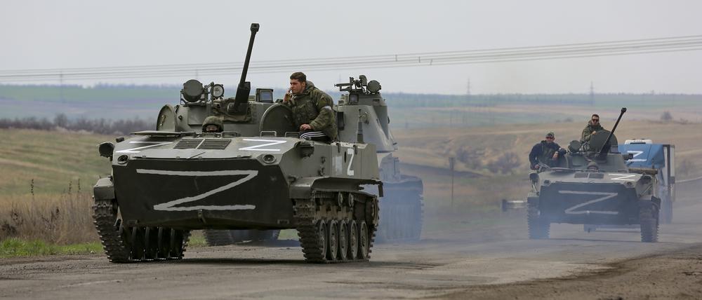 Russische Militärfahrzeuge auf einer Autobahn in einem Gebiet nahe Mariupol, das von russisch unterstützten Separatisten kontrolliert wird.