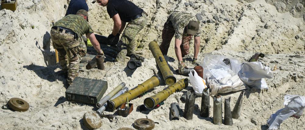 Ukrainische Soldaten bereiten sich darauf vor, nicht explodierte russische Munition zu zünden.
