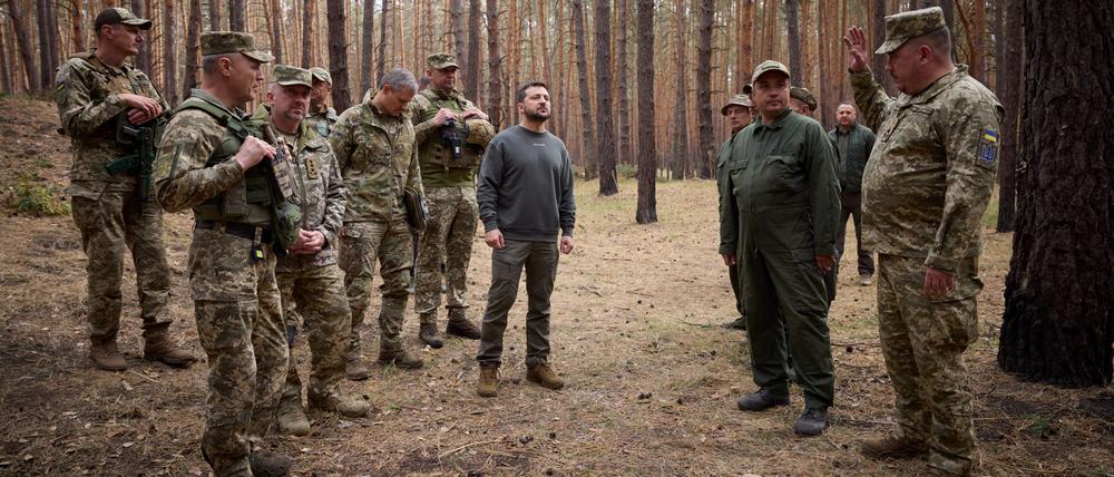 In Frontstellung. Präsident Selenskyj besucht Soldaten Anfang Oktober 2023