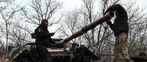 Ukrainische Militärangehörige überprüfen ein Panzerrohr während einer Übung.