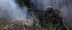 A Ukrainian serviceman, of the 10th separate mountain assault brigade of the Armed Forces of Ukraine, fires an anti-tank grenade launcher at his position at a front line, amid Russia's attack on Ukraine, near the city of Bakhmut in Donetsk region, Ukraine July 13, 2023. REUTERS/Sofiia Gatilova     TPX IMAGES OF THE DAY     