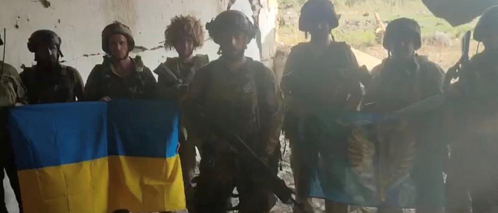 Ukrainische Soldaten geben an, das ukrainische Dorf Staromaiorske in der Region Donezk zurückerobert zu haben. Dies ist ein Ausschnitt aus einem Video, das vom ukrainischen Präsidenten Wolodymyr Zelenskiy gepostet und am 27. Juli 2023 veröffentlicht.