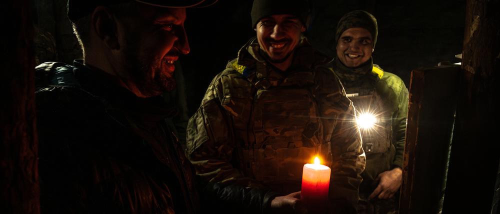 Ukrainische Soldaten an der Front im Donbass mit Friedenslicht aus Bethlehem.