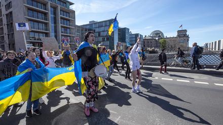 Eine Demonstration von Ukrainern und Ukrainerinnen in Berlin.