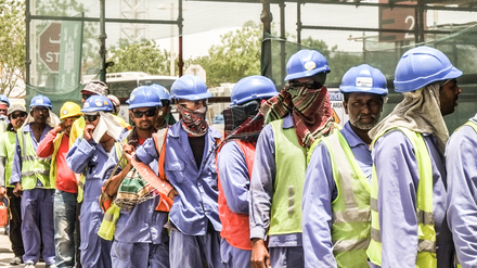 Laut Recherchen des „Guardian“ starben seit Vergabe der WM nach Katar 6500 Arbeitsmigranten.