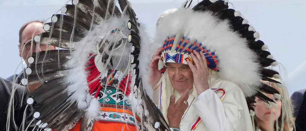 Kontroverse Geste: Die Übergabe eines traditionellen Federschmucks von Cree-Oberhaupt Willie Littlechild an Franziskus wurde in Kanada viel diskutiert.